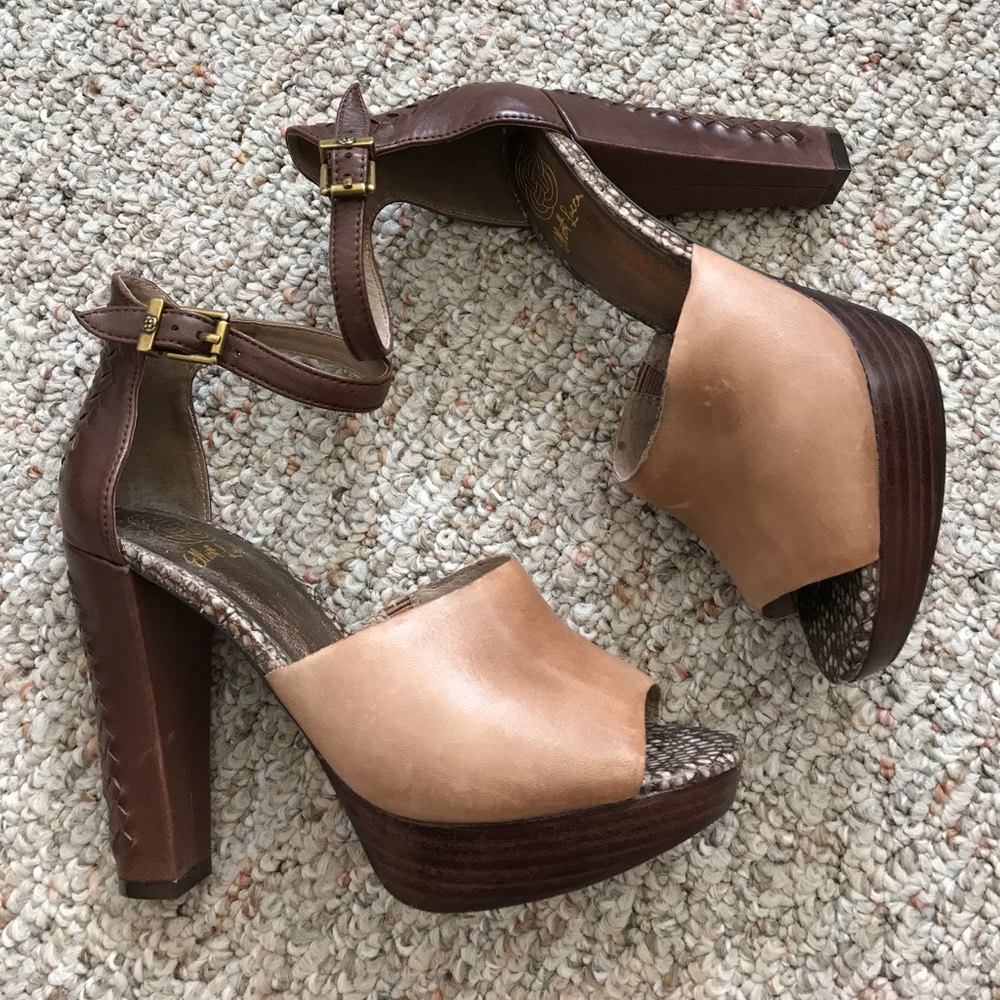 BNWOT ❤️ ELLIOT LUCCA platform heels