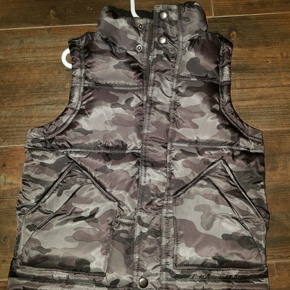 GAP Camo Puffy Vest Size XS 4/5