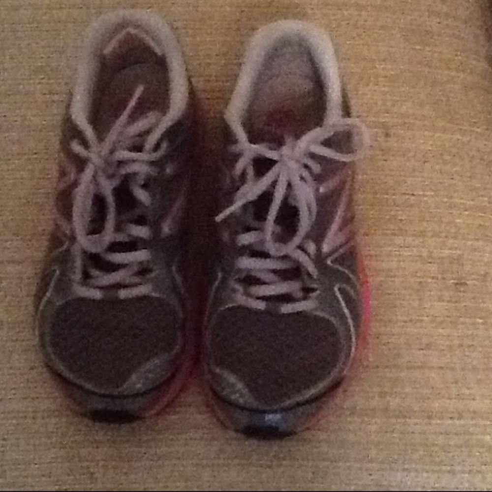 Tennis shoes