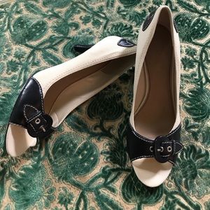 🌺BOGO🌺💲⬇️ (frm$15) Black and cream buckle pumps