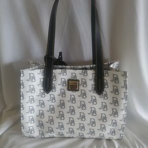 Dooney and bourke A small shopper w md wristlet