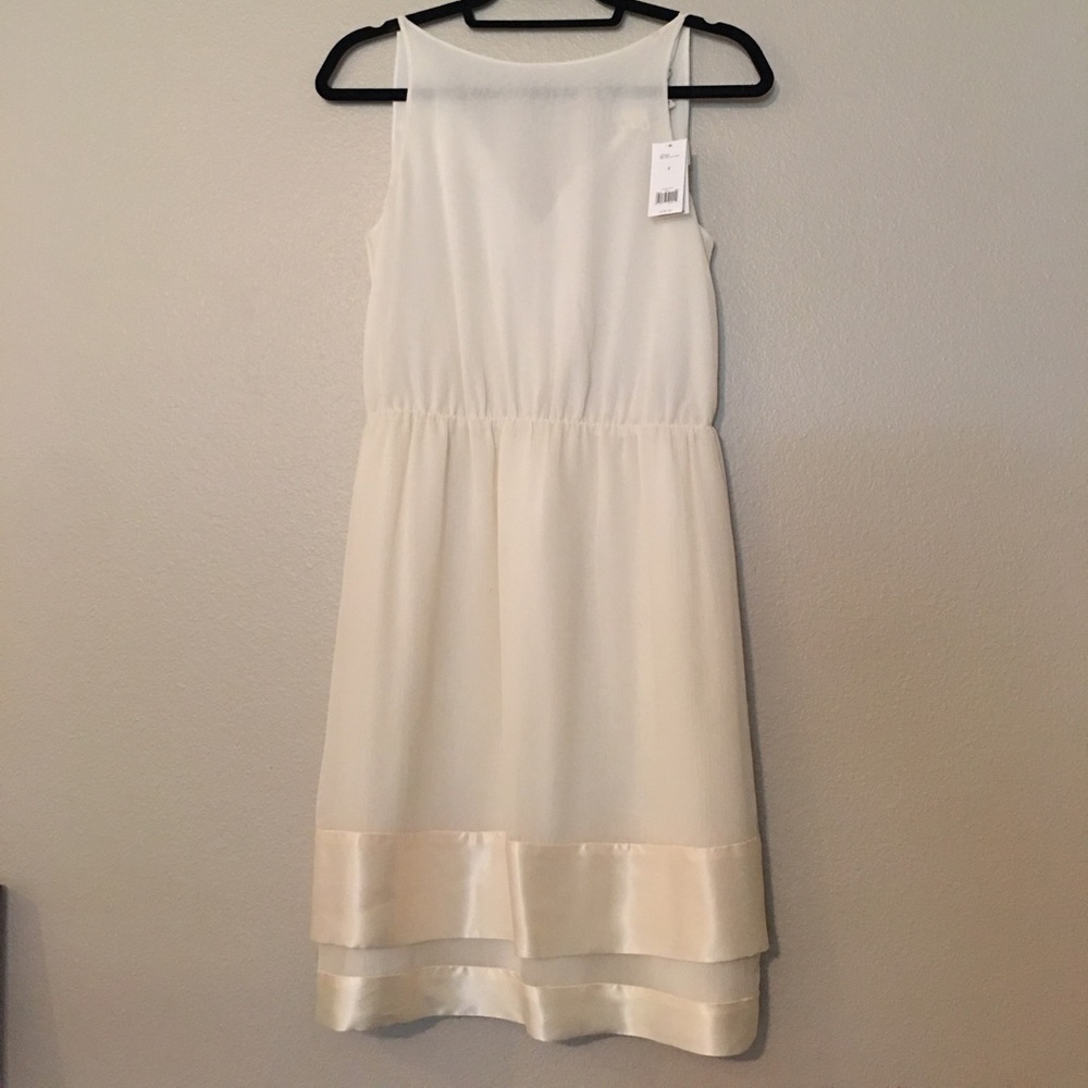 Banana Republic. Dress. Never worn. NWT. Sz 4