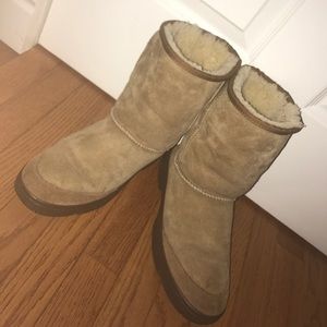 Size 9 tan ugg boots! Only warn a couple of times!