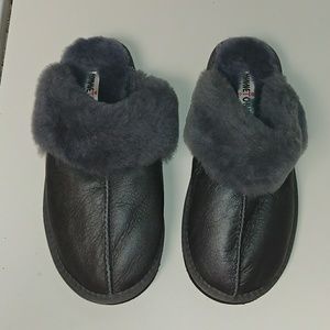 Minnetonka slip on moccasins sz 11 black leather