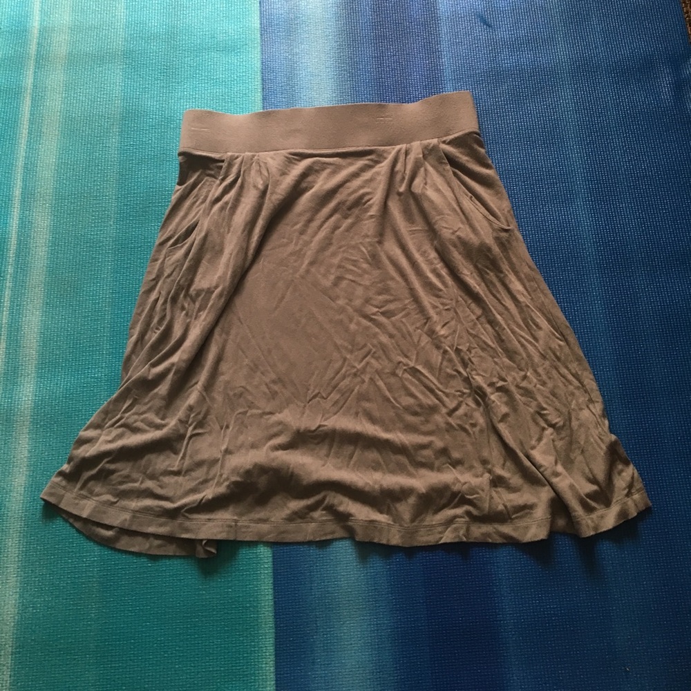 Ladies gray, sporty flirty pull on skirt.