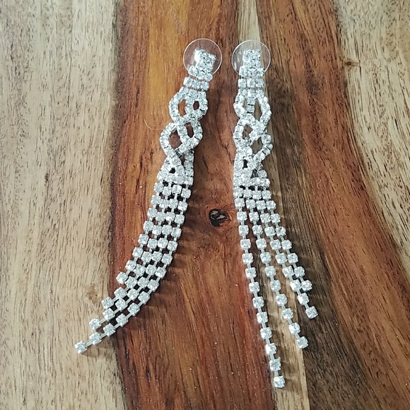 Jewelry - Sparkly dangly earrings