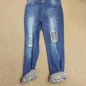 Ripped boyfriend jeans with print