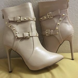 Womens boots BRAND NEW without tags. Never worn