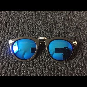 Blue mirrored aviator sunglasses