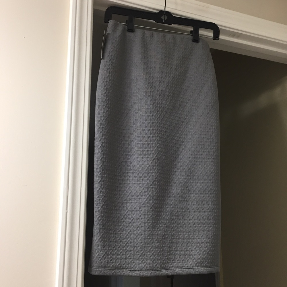 Gray pencil skirt with geometric pattern