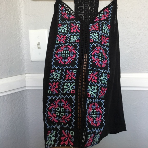 Black tank top with a colorful crochet detailing - Picture 2 of 3