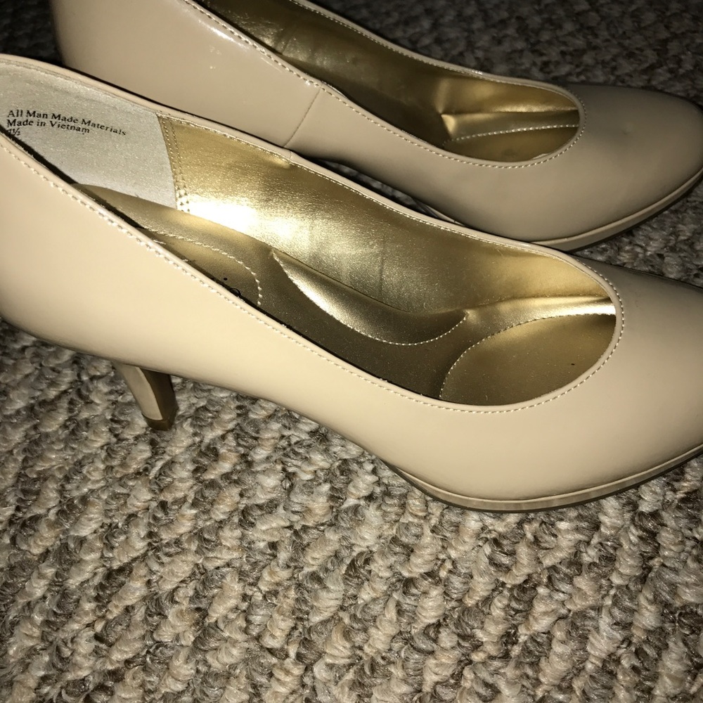 Kelly and Katie nude heels
