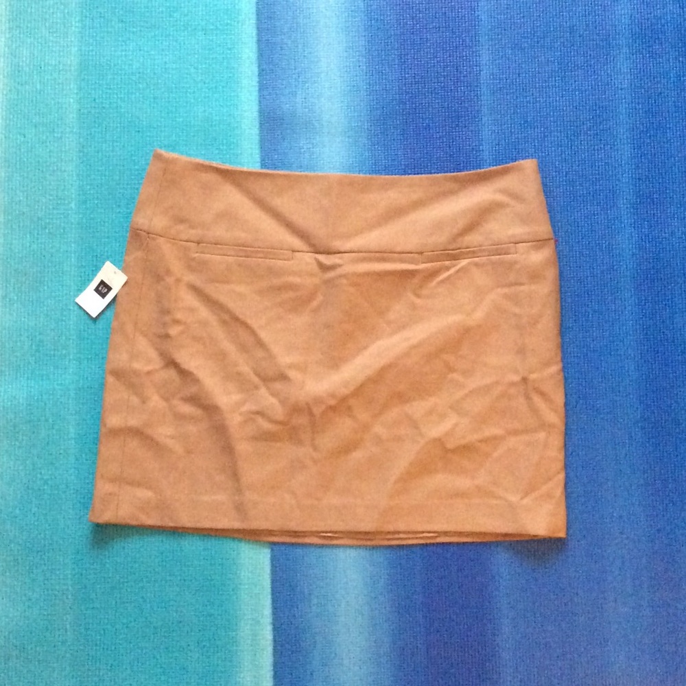 Ladies mini skirt with side zip.