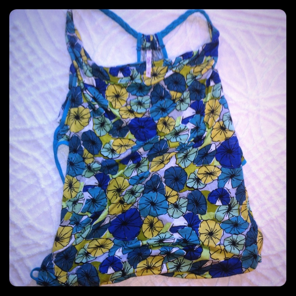 🔴 Adorable Floral Top! 🌻