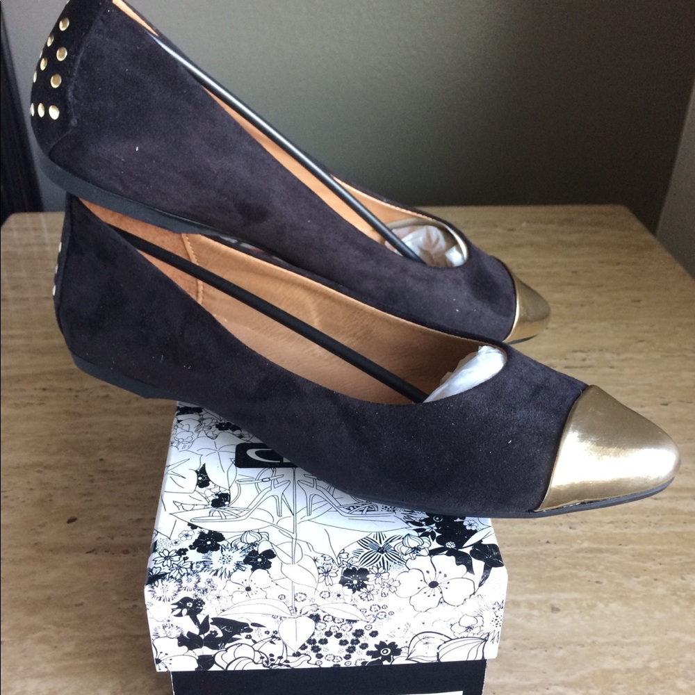 Chinese Laundry black with gold toe flats