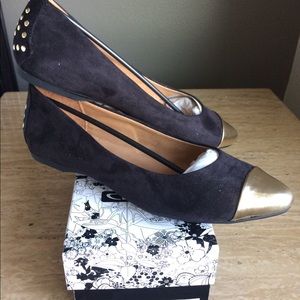 Chinese Laundry black with gold toe flats
