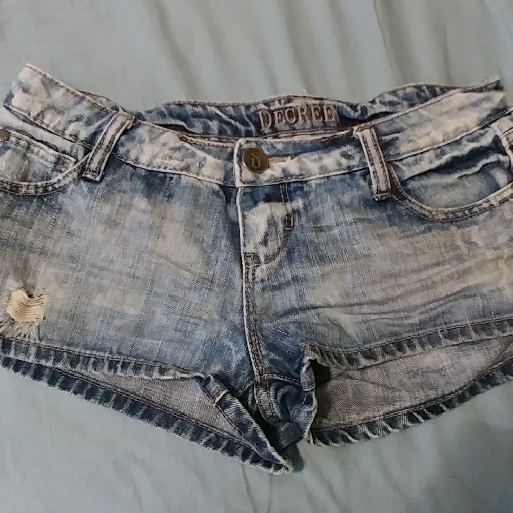 Decree size 3 stonewashed distressed short shorts
