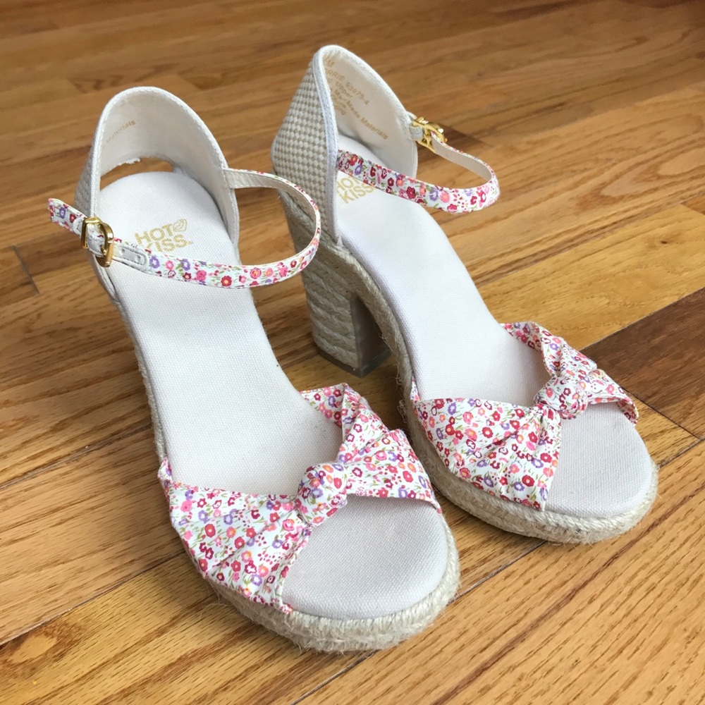 Hot Kiss Sandal/heel 7 NEVER WORN "Korrie"