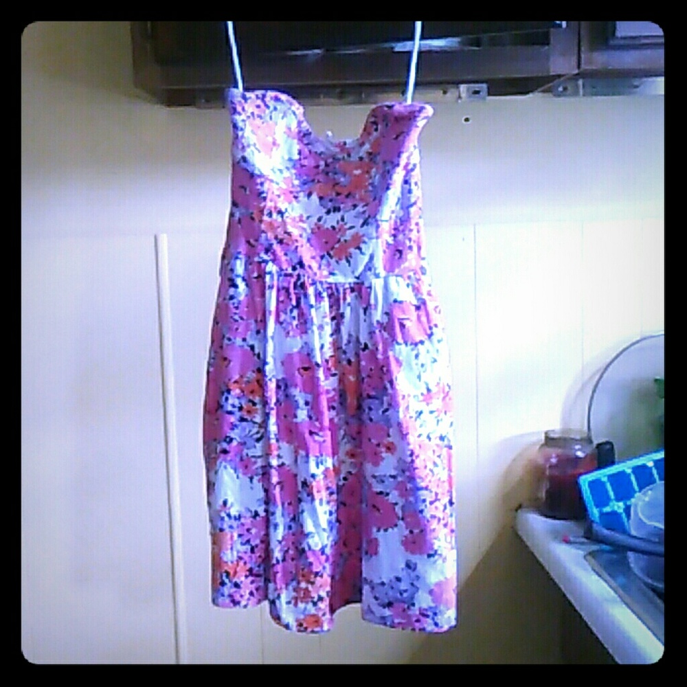 Floral dress/ Never worn / size M / no stains