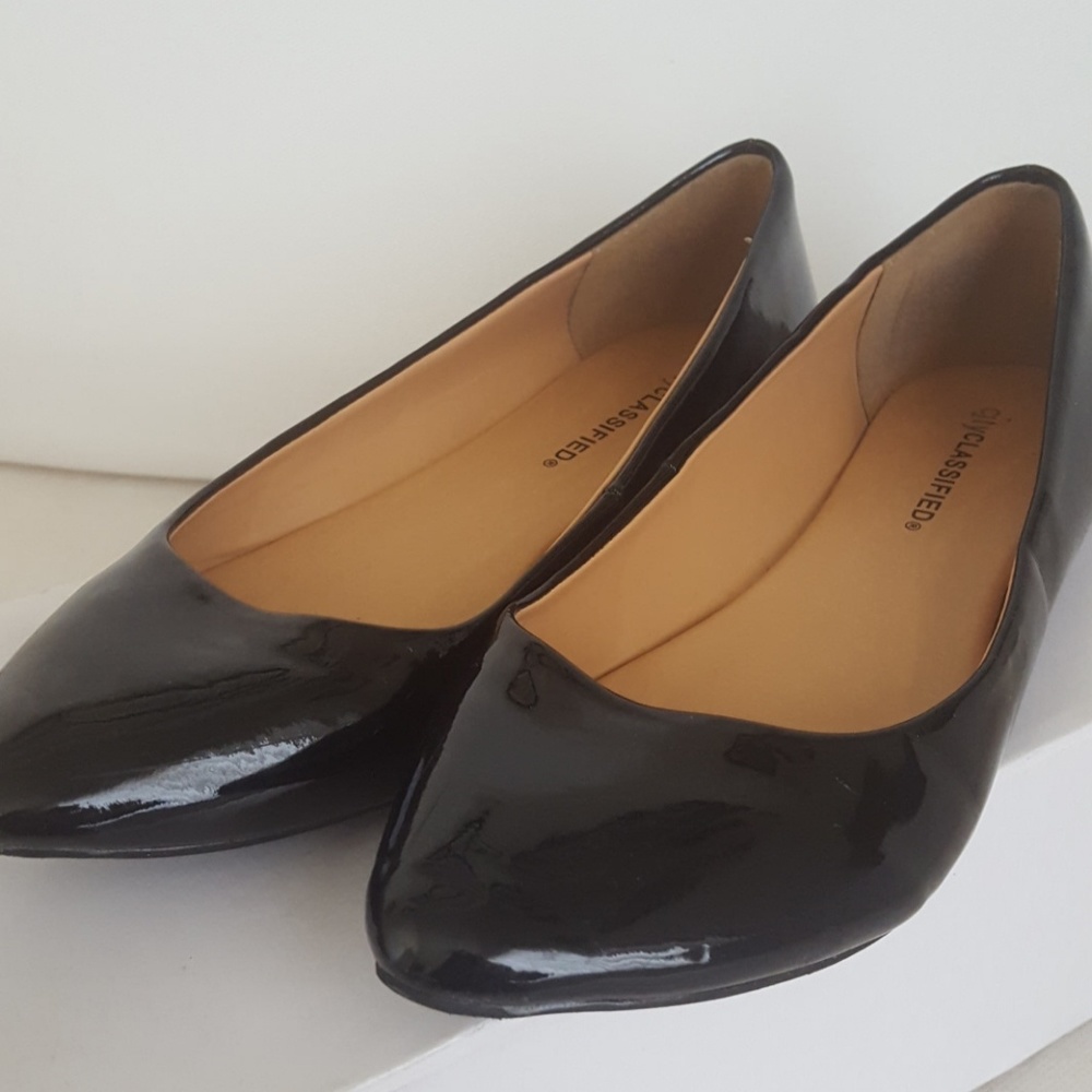 Black pointed shoes