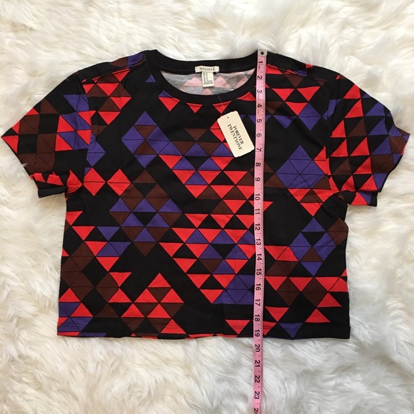 |105| Geo Crop Top - Picture 3 of 4