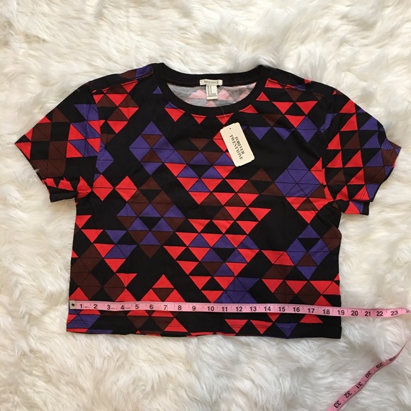 |105| Geo Crop Top - Picture 4 of 4