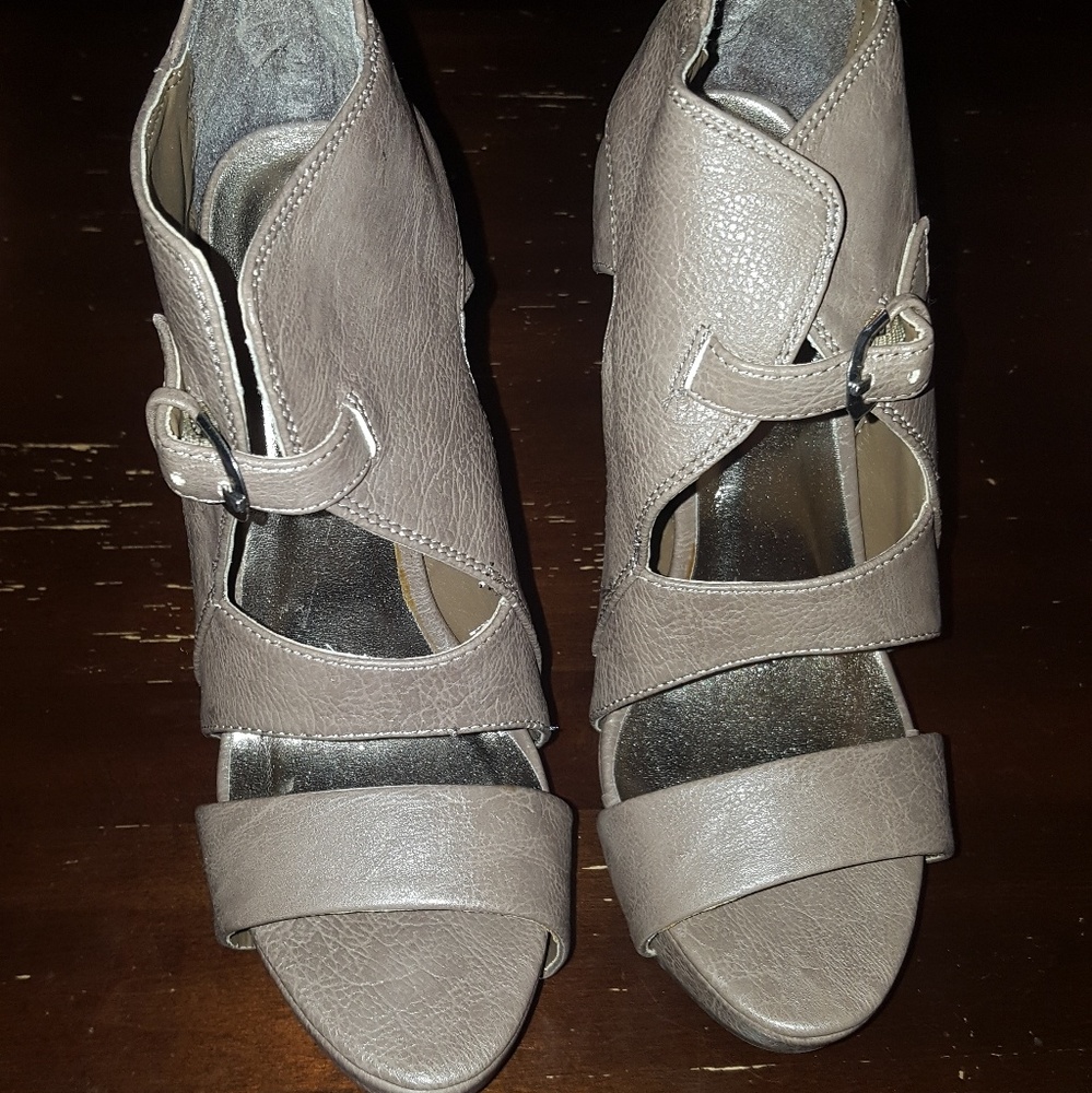 Shi by Journeys platforms.
