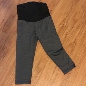 Medium active wear maternity capris