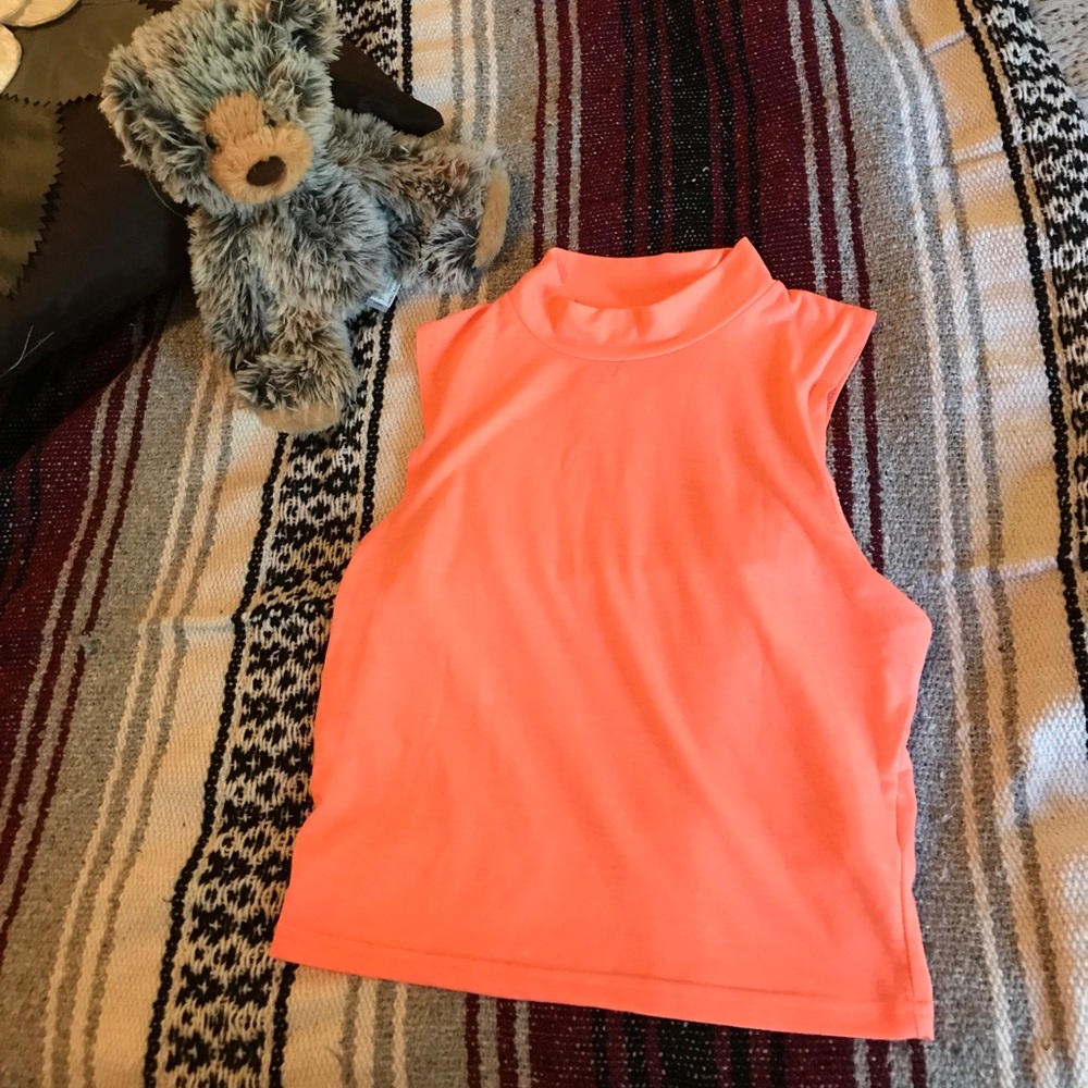 Cut off sleeve crop top