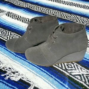 Tom's Desert Wedge Gray Suede Booties