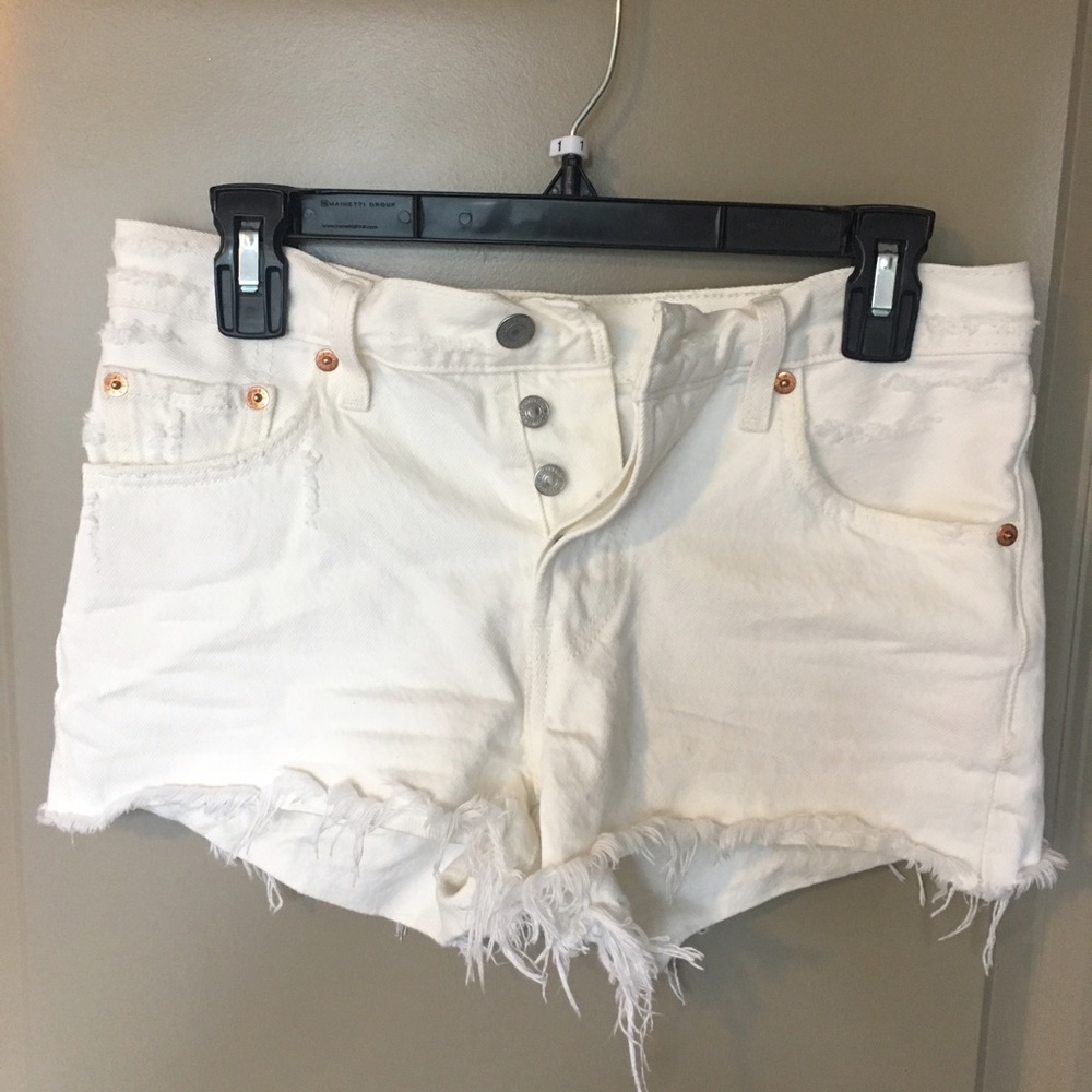 Levi's | White jean shorts