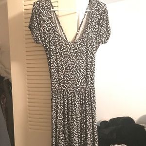 Short sleeve open back black and white dress
