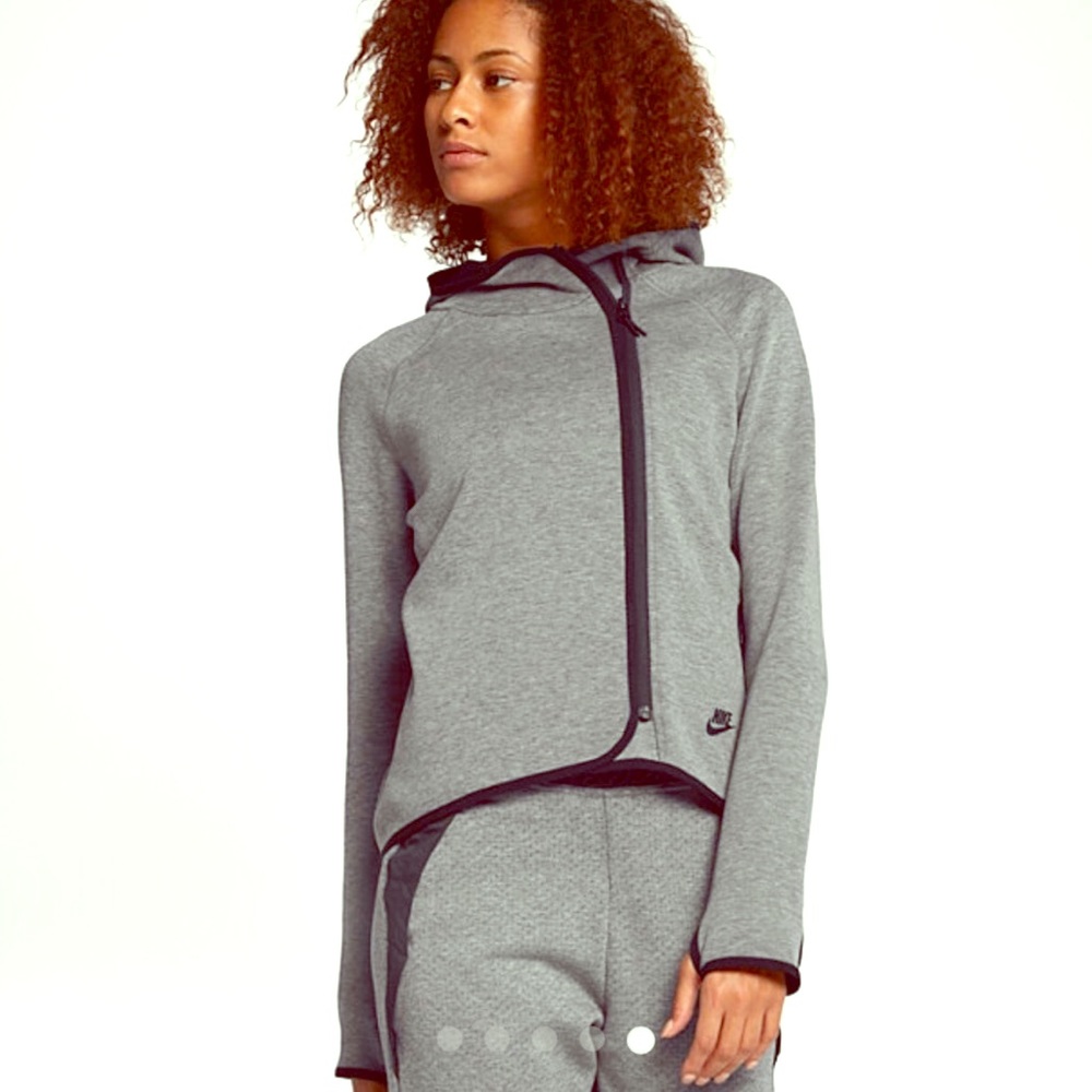 NIKE SPORTSWEAR TECH FLEECE
Women's Cape (small)
