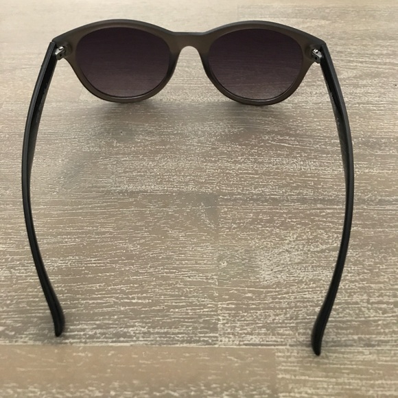 Kenneth Cole Reaction Mirrored Sunglasses Unisex - Picture 3 of 5
