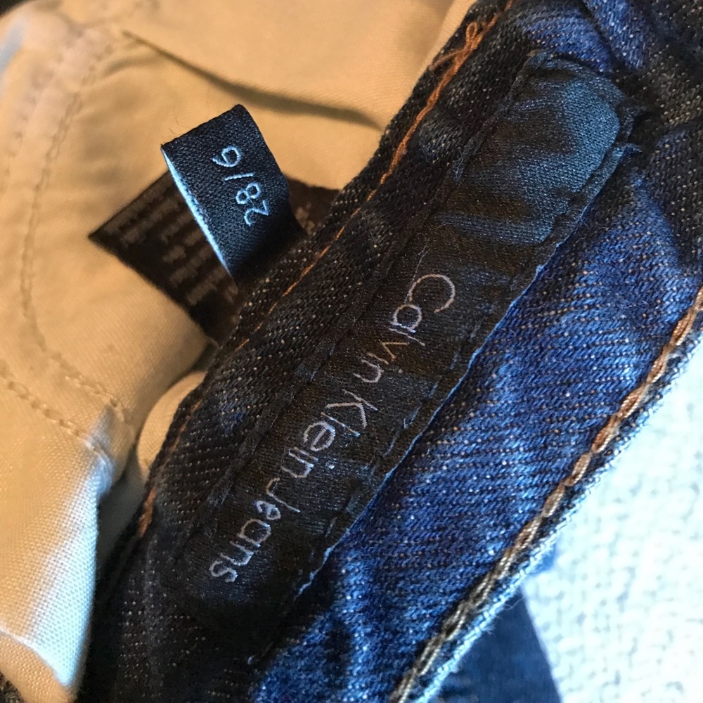 Calvin Klein Jeans size 28 (6) distressed dark - Picture 4 of 4