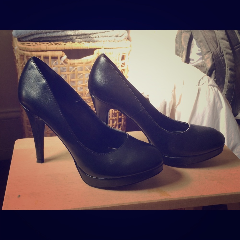 Patent leather black pumps