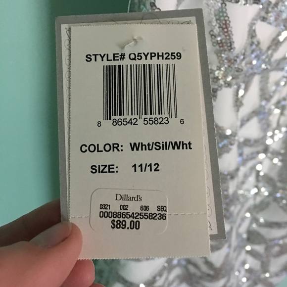 Formal dress - Picture 4 of 5