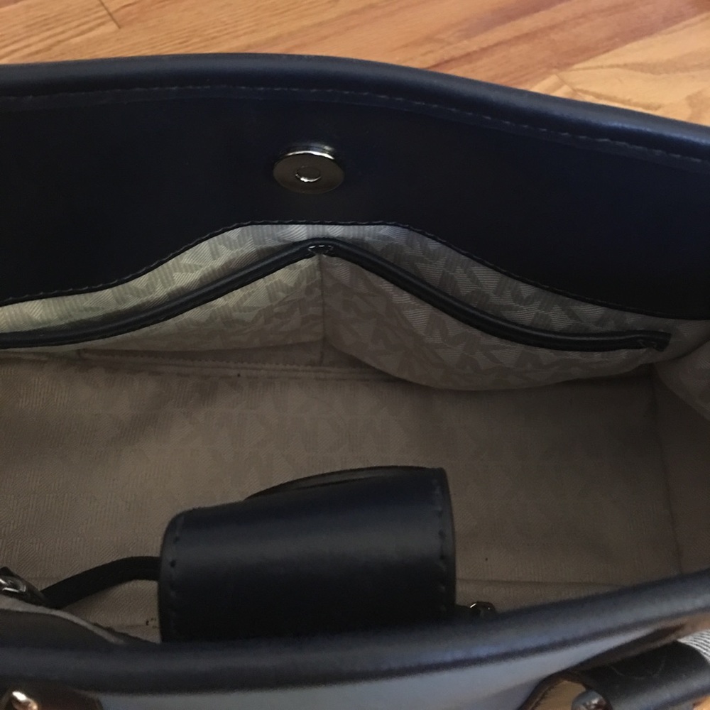 Authentic Michael Kors bag - Picture 4 of 5