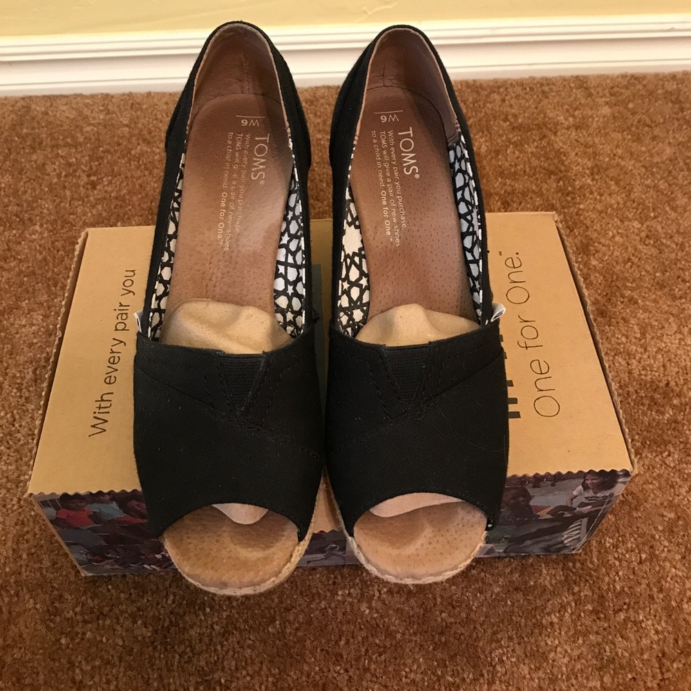 TOMS Canvas Wedge Black with Box
