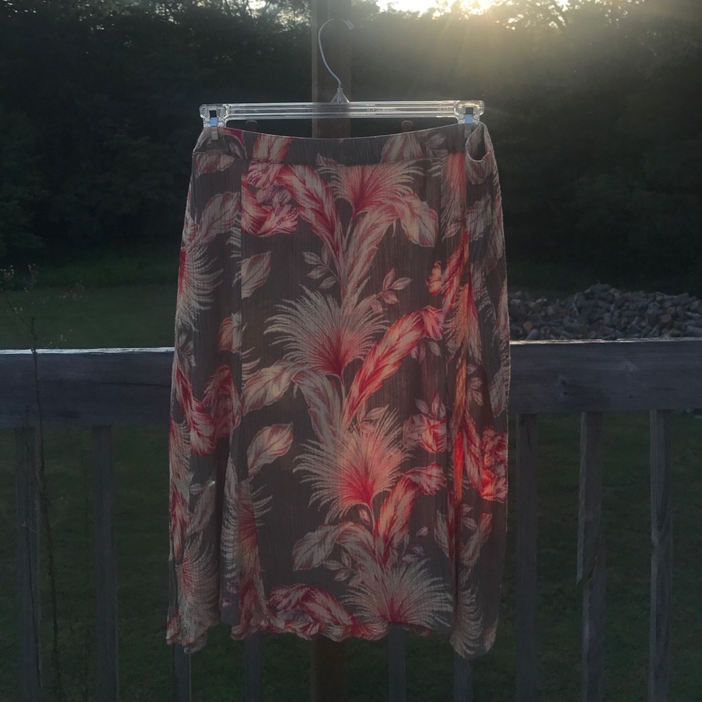 Stunning Floral/Leaf Design Skirt w Elastic Waist