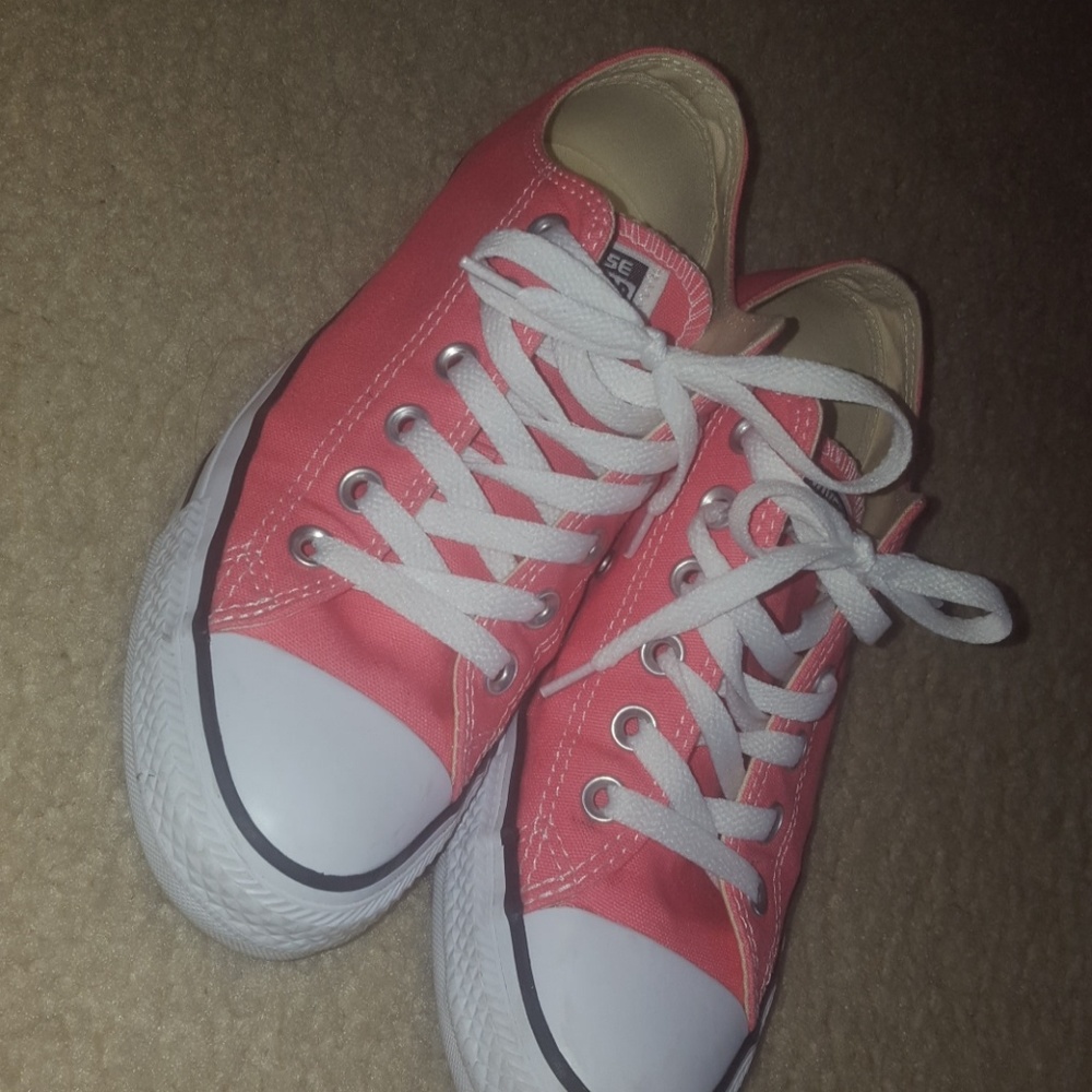Peach/pink converse