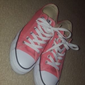 Peach/pink converse