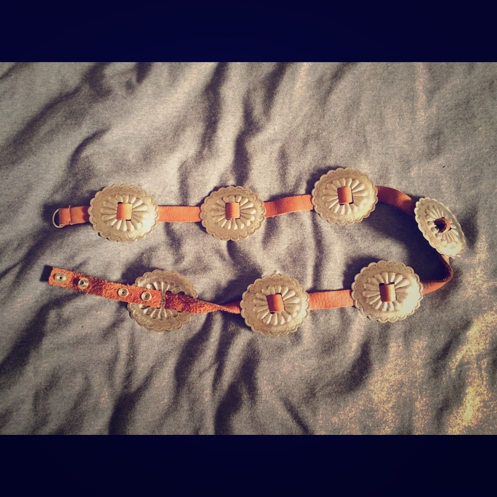 Vintage style belt with metal accents