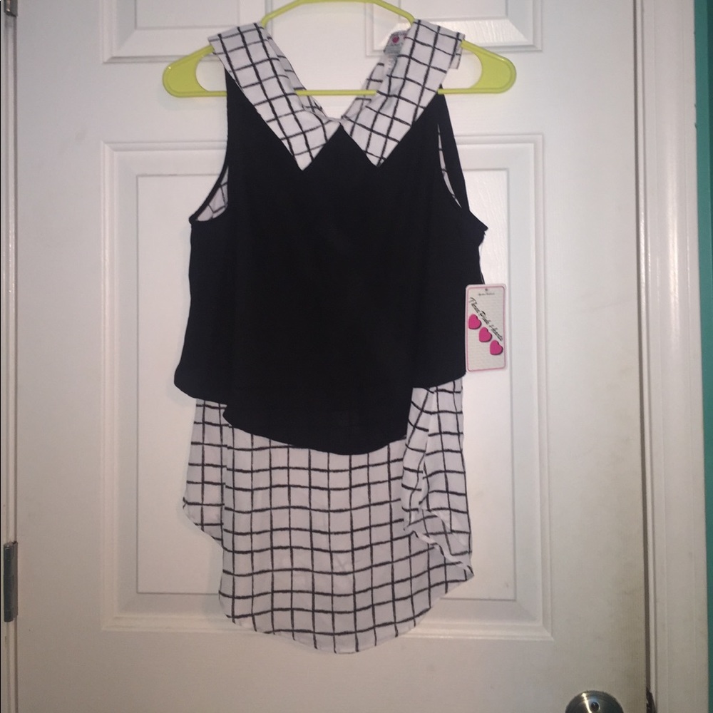 Plaid overlapped colares shirt.