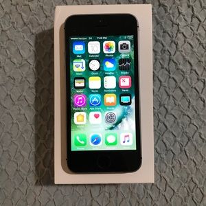 iPhone SE 16 GB works perfect charger included