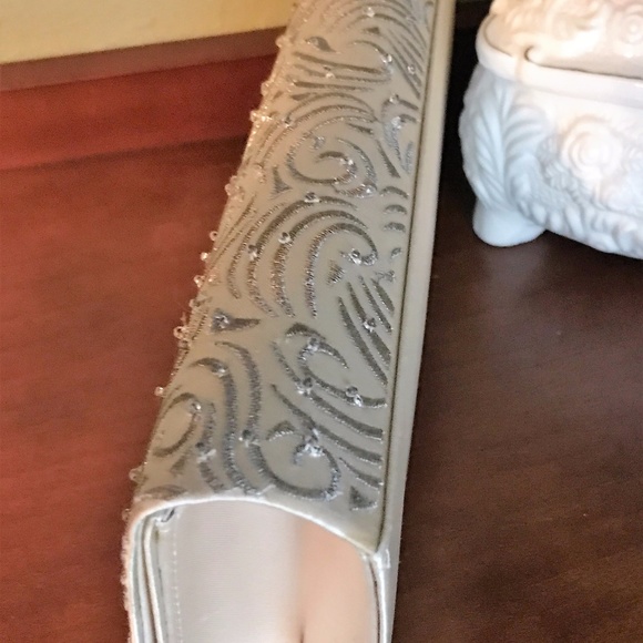 CHAMPAGNE SATIN CLUTCH - Picture 3 of 4