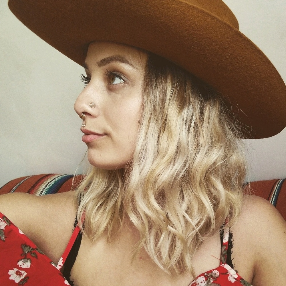 Meet your Posher, Alyxandra