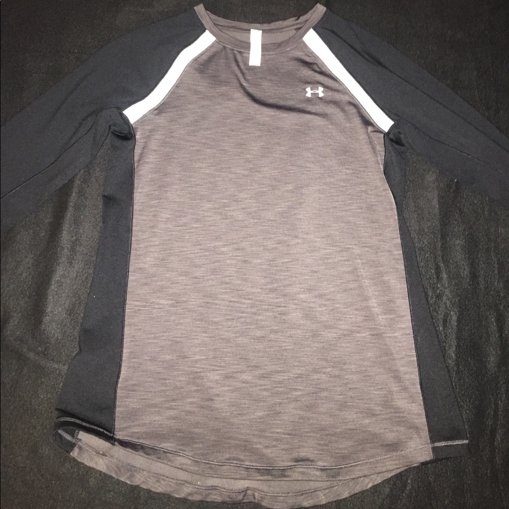 Girls underarmour long sleeve shirt medium