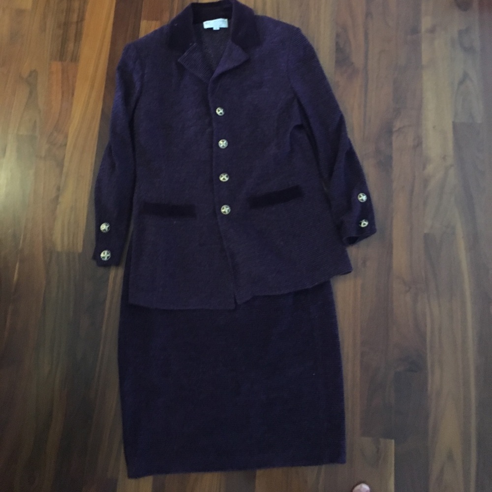 Skirt and matching jacket. Gold buttons.