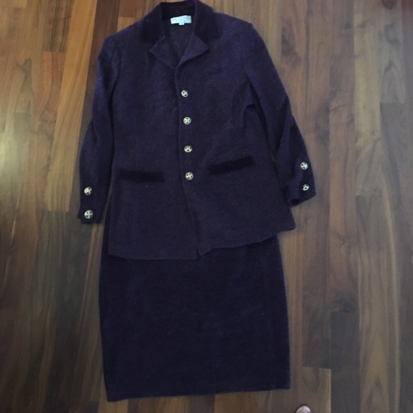 Skirt and matching jacket. Gold buttons. - Picture 1 of 3